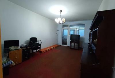 Apartament cu 3 camere decomandat în Baba Novac