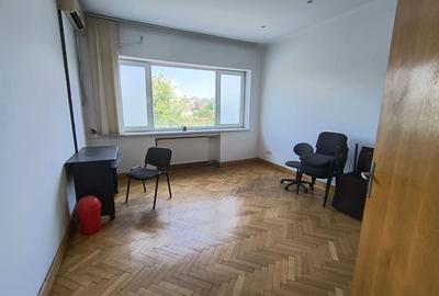 Apartament cu 4 camere semidecomandat în P-ța Romană