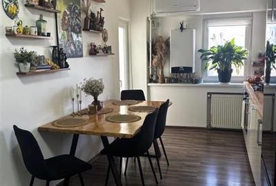 Decomandat la etaj 2, mobilat si utilat in bl izolat - 1