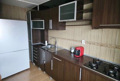 Apartament cu 3 camere decomandat, mobilat în Titan