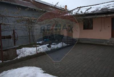 Casă de vânzare cu acces din două străzi in Alba Iulia, comision 0% - 12