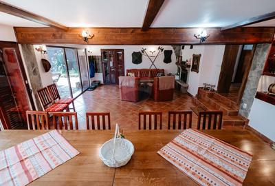 Vilă cu 6 camere, teren de 1000mp, într-un resort montan privat - 24