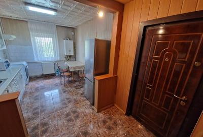 Apartament 3 camere  decomandat zona semicentrala - 1