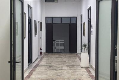 Spațiu comercial parter 251,9 mp — birouri dotate AC, chicinetă, toaletă - 1