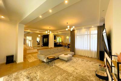 Compartimentare: Parter: living, dining, bucatarie, birou, baie, terasa Etaj: 3 - 3