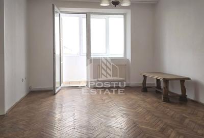Apartament cu 4 camere semidecomandat în Aradului