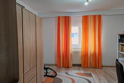 Apartament 4 camere zona Tractorul - Cerna