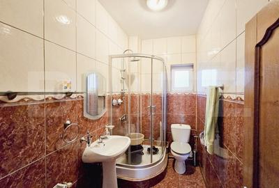 Oportunitate de investiție! Casă de vanzare, cu 8 camere, 382 mp, zona Gruia - 8