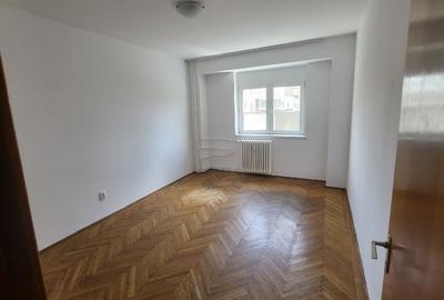 PIATA 1 MAI  4 camere spatios  zugravit 3 balcoane inchise - 2
