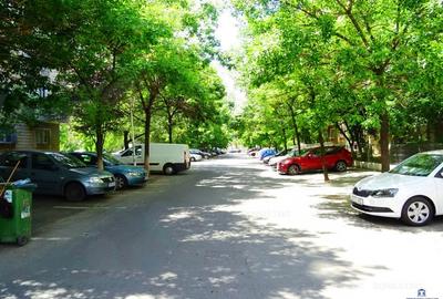 Apartament cu 3 camere semidecomandat în Nerva Traian