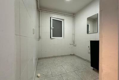Spatiu comercial stradal, vad pietonal, parcare libera - 11