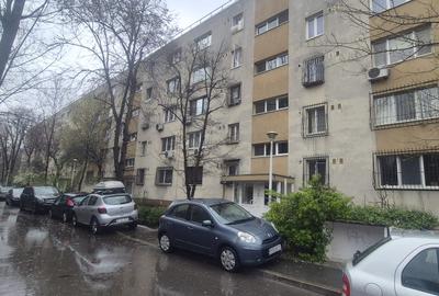 Apartament cu 4 camere decomandat în Drumul Taberei
