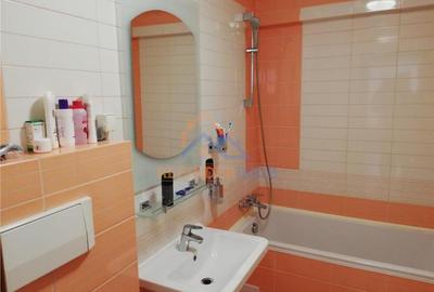 Apartament de vanzare cu 3 camere, zona Decebal - 12