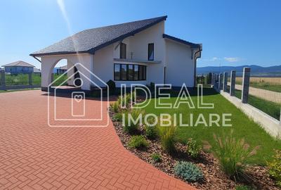 Casă individuală cu 5 camere în Cristian
