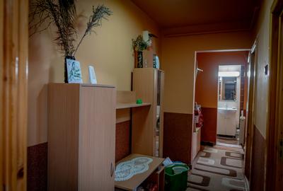 2 dormitoare separate, bucătărie pe mijloc, etaj 1 - 7