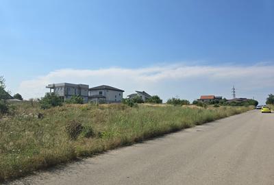 Teren Construcții intravilan de 770 mp, în Lazu