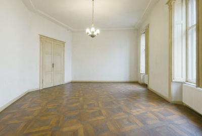 Apartament cu 8 camere semidecomandat în Central