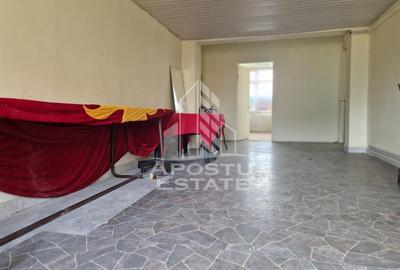 Casa familiala cu spatiu comercial si garaj P+1E+M 720 Mp - 38