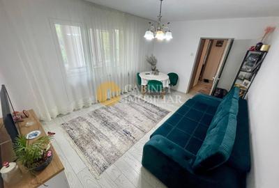 Apartament cu 3 camere semidecomandat în Podu Roș