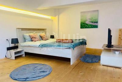 Apartament cu 18 camere semidecomandat, mobilat în Central