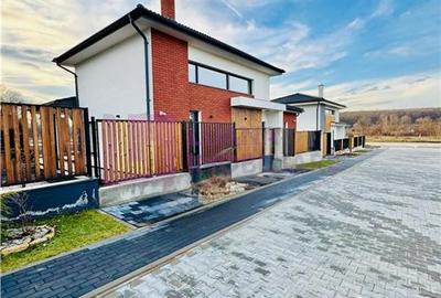 Casa pe un singur nivel | de lux | la cheie | teren 526 mp | panouri solare | - 1