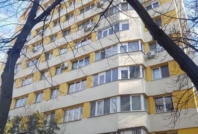 Apartament cu 3 camere semidecomandat în Colentina