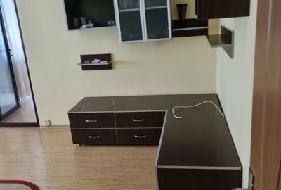 Apartament cu 3 camere semidecomandat în Sud