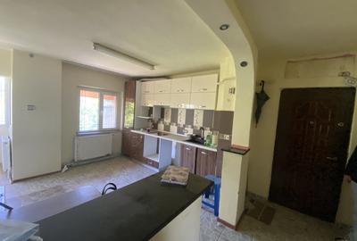 Apartament de 77mp , 3 camere decomandat et.2/4  langa Biserica mica ,Filiasi - 1