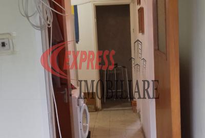 Apartament cu 3 camere decomandat în Titan