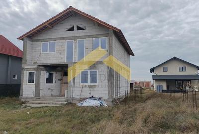 Casa la rosu de vanzare in localitatea Fantanele - 1