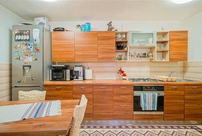Casa spatioasa, ideala pentru 2 familii sau investitie. 2 corpuri de cladire, ga - 4
