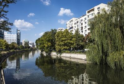 Apartament cu 3 camere decomandat, mobilat în Splaiul Unirii