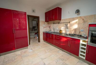 De vanzare casă  5 camere - 6