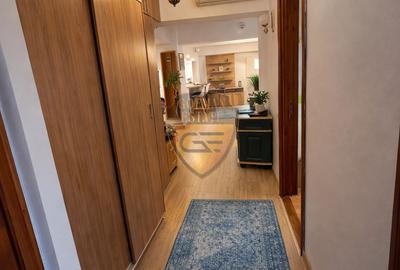 3 camere, Piata Ovidiu, Centrul Vechi, et 3, balcon, 2 bai, centrala gaze, A/C - 7