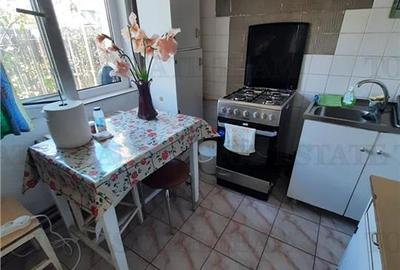 In exclusivitate Piata Veteranilor casa individuala  7 min de metrou - 12
