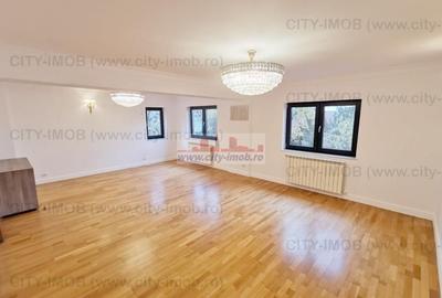 Casă individuală cu 7 camere decomandat în Nord