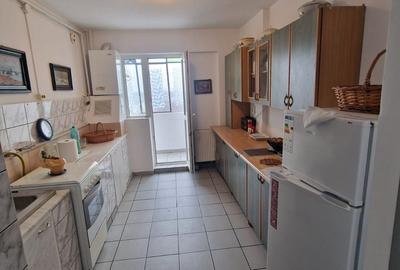 Se vinde pe Republicii apartament decomandat 3 camere ,pret 89000 euro neg - 3