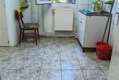 Apartament cu 3 camere semidecomandat în Podu Roș