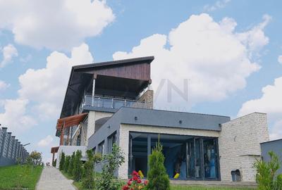 Casă individuală cu 6 camere în Balotești