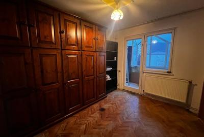 Apartament cu 3 camere semidecomandat în Decebal