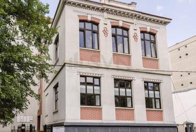 REV2004701 Vila l Piata Victoriei l 3 locuri de parcare l 3 boxe - 1