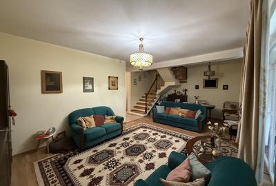 Casă cu 4 camere în Dumbrăvița
