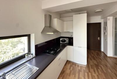 Apartament cu 3 camere semidecomandat, mobilat în Romană