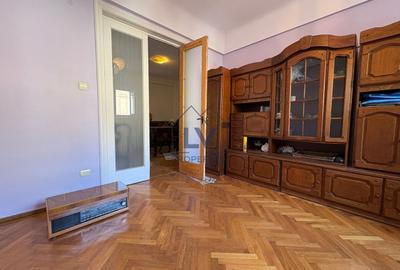 Apartament cu 4 camere semidecomandat, mobilat în P-ța Universității