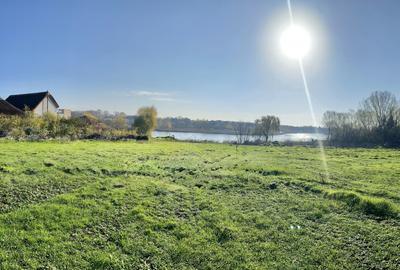 Teren vedere panoramica partial lac si padure, central, toate utilitatile - 1
