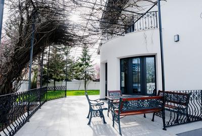 Sanctuar Urban în Inima Piperei: Eleganță Contemporană pe 1.000 mp de Intimitate - 16