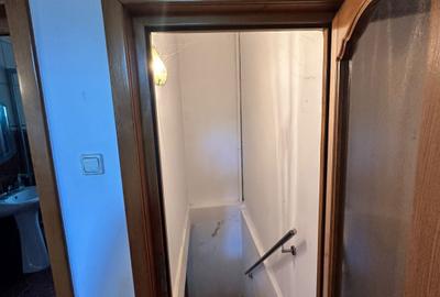 Oportunitate de investiție! Casă de vanzare, cu 8 camere, 382 mp, zona Gruia - 9