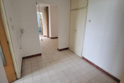 Apartament cu 3 camere decomandat, mobilat în Trafic Greu