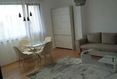Apartament cu 2 camere, mobilat în Est