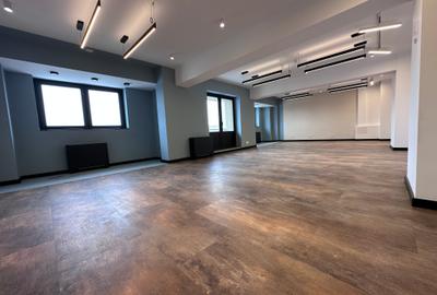 Apartament cu 5 camere decomandat în P-ța Victoriei